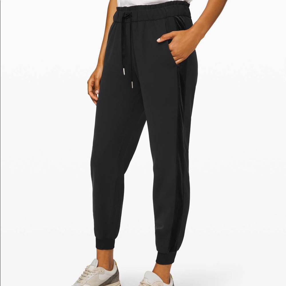 Lululemon On The Fly Jogger with Velvet Trim Size 4